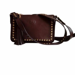 Sac en cuir marron clouté doré et bandoulière fabrication artisanale française