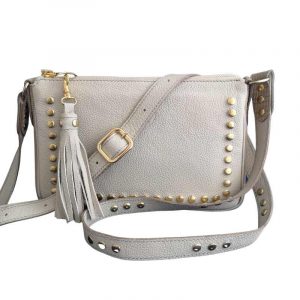 Sac en cuir beige à bandoulière clouté de rivets dorés made in France